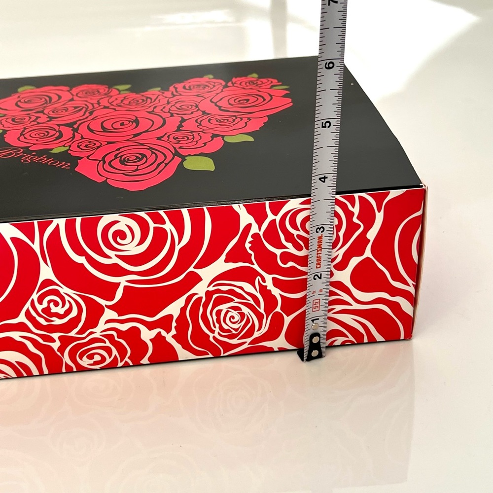 Brighton Gift Box Heart shaped Roses are Red - Picture 7 of 9